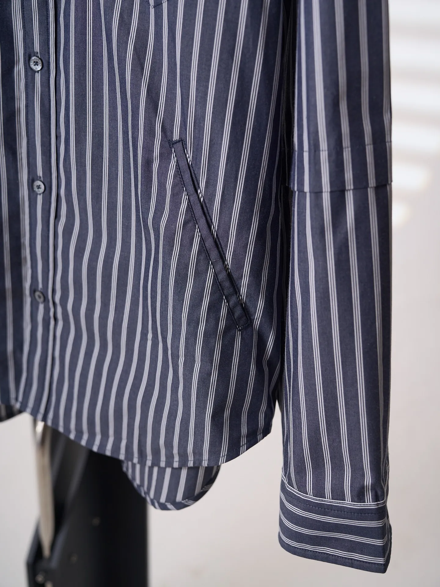 [Real auction] Acne Studios logo double-sleeved striped long-sleeved shirt [In Stock] 44 46 48 50 Customized matte woven combed poplin, crisp and stylish, comfortable and close to the skin, misty charcoal blue interwoven with pure white vertical stripes, between the rising and falling lines, revealing the cool and relaxed style of Scandinavia. Cleverly created layered double-sleeved deconstructed tailoring, breaking the inherent paradigm of traditional shirts, giving the body staggered three-dimensional layers. The iconic stripes of the season are laid out vertically. Rhythm runs through the entire garment. The left chest pocket is embellished with the Acne Studios logo. The brand context is engraved in the square dimensions. The side seams are equipped with wide welt pockets. Integrating styling aesthetics and practical functions. Adhering to the high-end aesthetics of minimalism. Pioneer ingenuity returns to daily life. It interprets the Nordic ready-to-wear attitude of symbiosis of relaxation and sophistication. Infrared positioning cutting machine uses infrared emitters and infrared receivers to achieve precise positioning of materials. The accuracy can reach the micron level. So as to meet the effect of high-precision cutting of plaid alignment. Manual infrared line drawing pockets are assisted by infrared technology to achieve precise positioning and marking of pocket positions, which retains the fineness and flexibility of hand sewing. It adopts side-turning embedded stitching technology to provide high-quality stitching results. Smooth and tidy. The fabrics have been sand washed and have a better hand feel. Not easy to deform, not easy to shrink, not easy to fade, and maintain long-term beauty and loose fit.